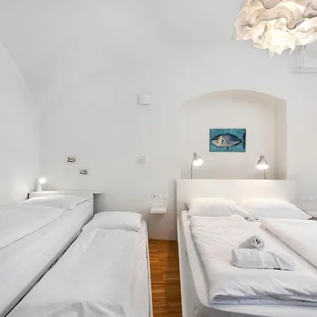 Apartman Rog With Furnished Courtyard
